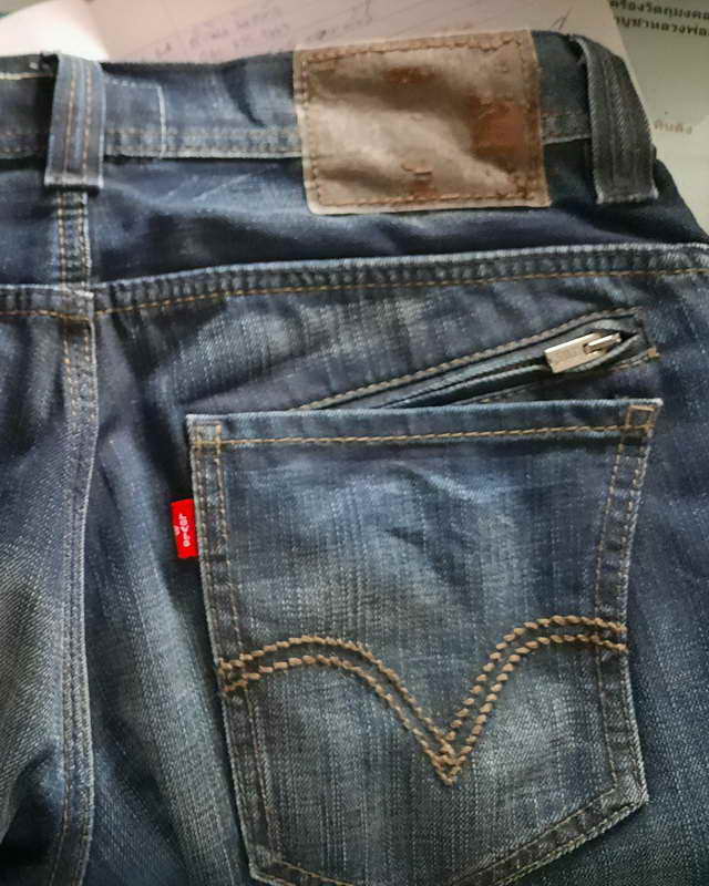 กางเกงยีนส์ Levi's 514 Made in China เอววัดจริง 33 นิ้ว ยาว 42 นิ้ว เป้า 9.5 ปลายขากว้าง 8.5