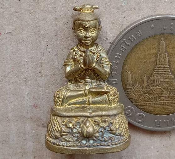 กุมารทอง เจริญทรัพย์ ปลุกเสกโดย หลวงปู่แย้ม วัดสามง่าม นครปฐม ปี2557 เลข2729 ก้นอุดผงฝังตะกรุด+กล่อง