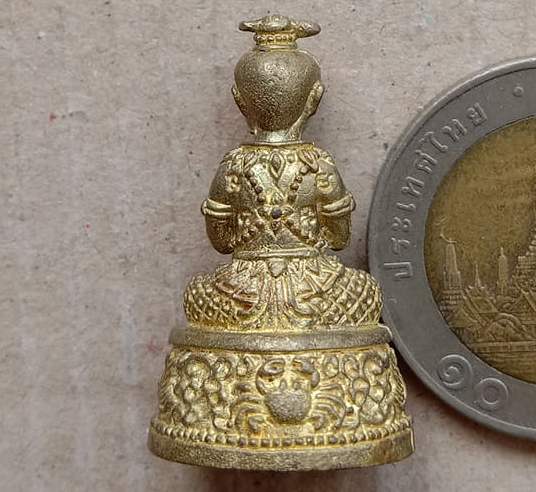 กุมารทอง เจริญทรัพย์ ปลุกเสกโดย หลวงปู่แย้ม วัดสามง่าม นครปฐม ปี2557 เลข2729 ก้นอุดผงฝังตะกรุด+กล่อง