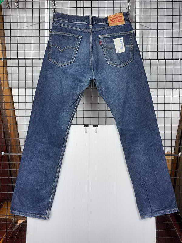 Levi's 505 Made in Indonesia เอววัดจริง 32นิ้ว ขายาว 42 นิ้ว ปลายขากว้าง 8นิ้ว มีบริการเก็บปบายทางฟร