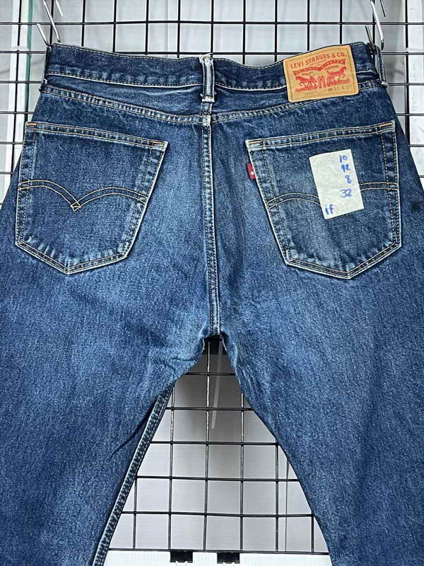 Levi's 505 Made in Indonesia เอววัดจริง 32นิ้ว ขายาว 42 นิ้ว ปลายขากว้าง 8นิ้ว มีบริการเก็บปบายทางฟร