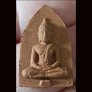 พระผงรุ่นกระเบื้องหลังคาโบสถ์เก่า ๒๕๙ วัด หลวงปู่แย้ม วัดสามง่าม จ นครปฐม {พิมพ์เล็ก}