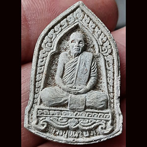 พระผงรูปเหมือน เนื้อผงเกสร หลวงปู่แผ้ว ออกวัดทุ่งกระพังโหม ปี๒๕๔๘