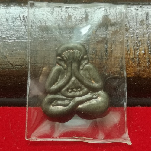 ปิดตา​หลัง​รูป​เหมือน​หลวงพ่อ​คูณ​ ปี 37 เนื้อ​นวะ