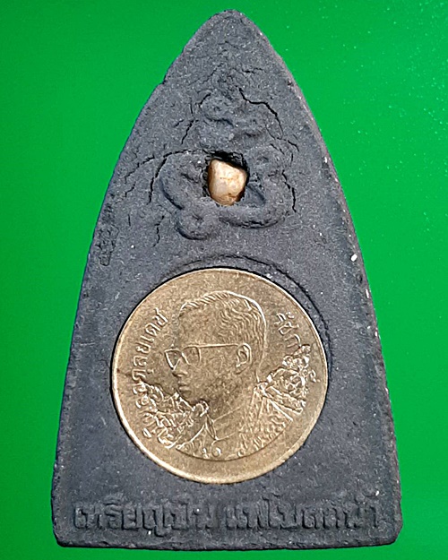 หลวงปู่ทวด เหรียญบิน แพโบสถ์น้ำ เนื้อว่านดำ ฝังพลอย ฝังเหรียญ ตอก3โค๊ต...637