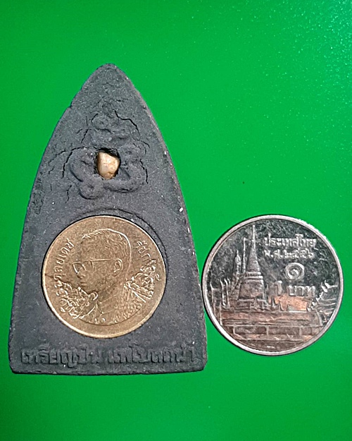 หลวงปู่ทวด เหรียญบิน แพโบสถ์น้ำ เนื้อว่านดำ ฝังพลอย ฝังเหรียญ ตอก3โค๊ต...637