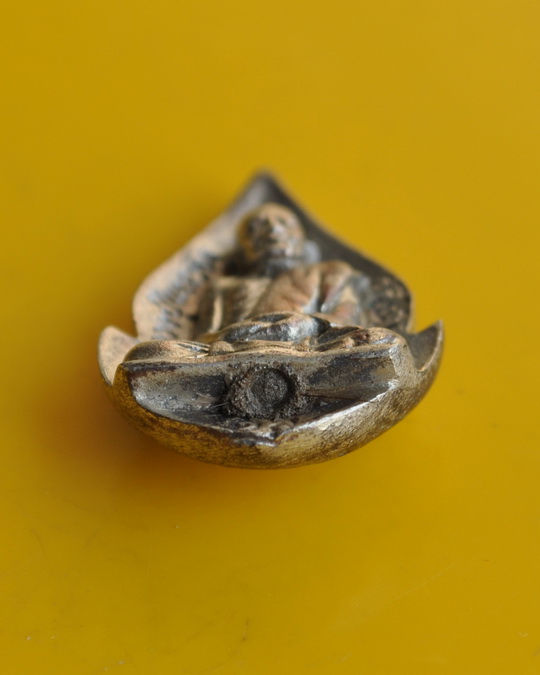 พระกลีบบัวบรรจุเกศาเนื้อเงิน หลวงปู่แหวน 