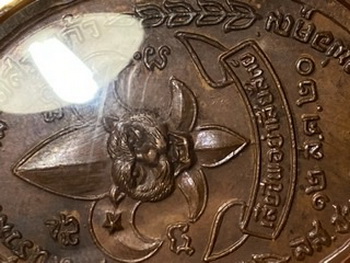 เหรียญหลวงพ่อคูณ วัดบ้านไร่ รุ่นลูกเสือชาวบ้าน ปี 2520 เลี่ยมทองคำหนาๆ วงใหญ่ สภาพสวยมาก ผิวไฟรุ้ง