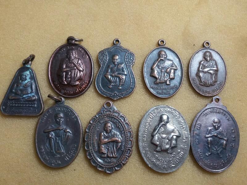 เหรียญหลวงพ่อคูณ วัดบ้านไร่  นครราชสีมา  คล่ะรุ่น ๙ เหรียญ