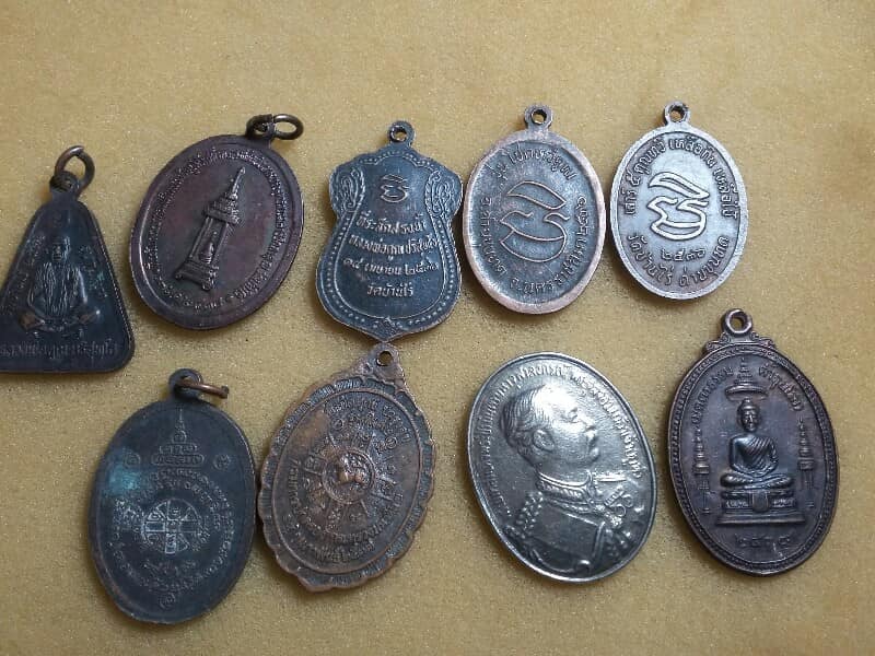 เหรียญหลวงพ่อคูณ วัดบ้านไร่  นครราชสีมา  คล่ะรุ่น ๙ เหรียญ