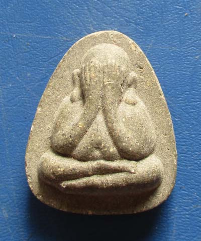 พระปิดตาปลดนี้ เนื้อผง วัดเกาะแก้วอรุณคาม  จ.สระบุรี องค์สีเทา องค์ที่2