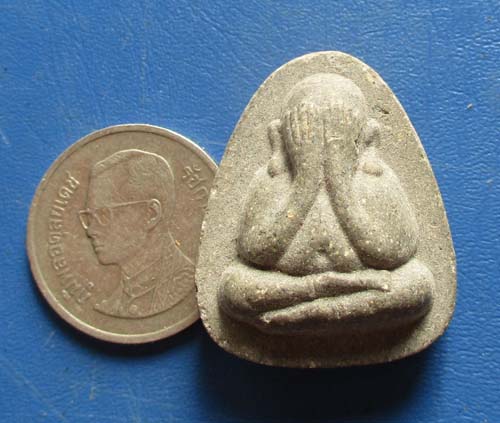 พระปิดตาปลดนี้ เนื้อผง วัดเกาะแก้วอรุณคาม  จ.สระบุรี องค์สีเทา องค์ที่2