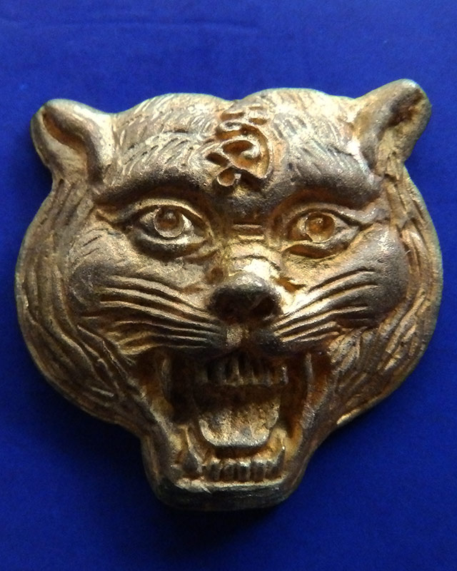 1.หน้ากากเสือหล่อโบราณ เนื้อทองทิพย์ หลวงปู่คำบุ วัดกุดชมภู ตอกโค้ด+เลข พร้อมกล่องเดิม