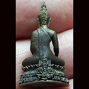 พระรูปหล่อ หลวงพ่อมงคลนิมิตร ปี 2537 วัดใหม่ปิ่นเกลียว นครปฐม หลังสัญลักษณ์ครองราช 50 ปี