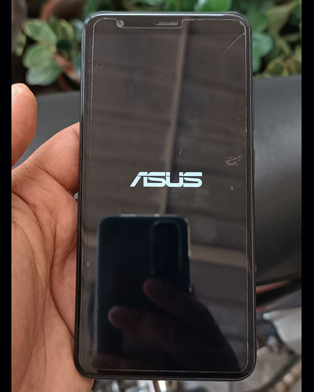 ขาย ASUS Zenfone Max Plus (M1) เครื่องเปล่าใช้เองมือเดียว ไม่เคยซ่อม สภาพยังใช้งานได้ดี แต่จอร้าว (ต