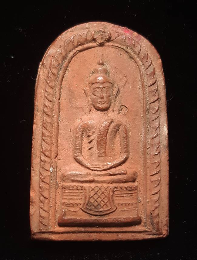 พระเนื้อดิน พิมพ์หน้าโบราณ ฐานผ้าทิพย์ หลวงพ่อจวน วัดไก่เตี้ย จ.สุพรรณบุรี