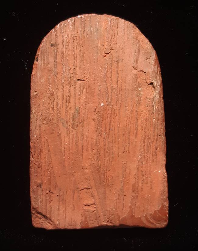 พระเนื้อดิน พิมพ์หน้าโบราณ ฐานผ้าทิพย์ หลวงพ่อจวน วัดไก่เตี้ย จ.สุพรรณบุรี