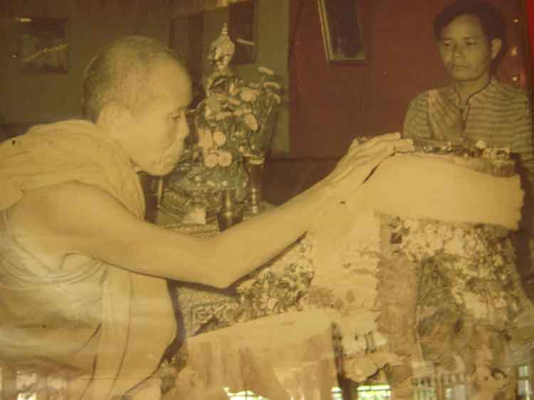 พระผงผสมยาสูบ หลังปิดตา พิมพ์ใหญ่ ปี35+พระผงไม้คูณมหาสิทธิโชค รุ่นคูณเงินคูณทอง ปี32 พร้อมกล่อง