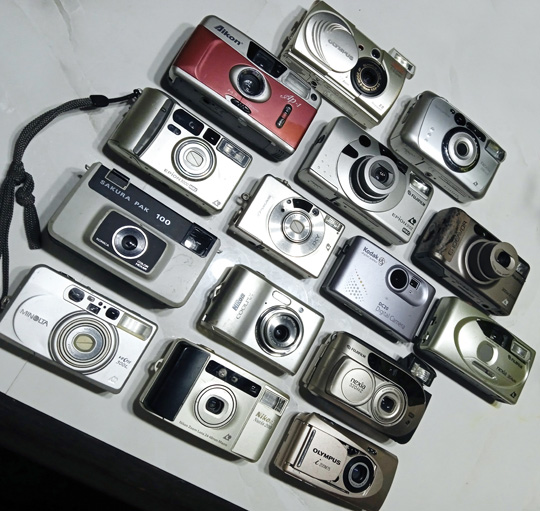 กล้องรวม15ตัว ทั้ง Nikon Minolta Olympus Canon Fuji Kodak ขายถูกๆครับ