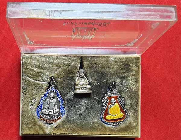 ขายขาดทุน ชุดเนื้อเงินลงยา ๓ องค์ หลวงปู่คร่ำ วัดวังหว้า จังหวัดระยอง+บัตรรับรองพระแท้ ๓ ใบ*79
