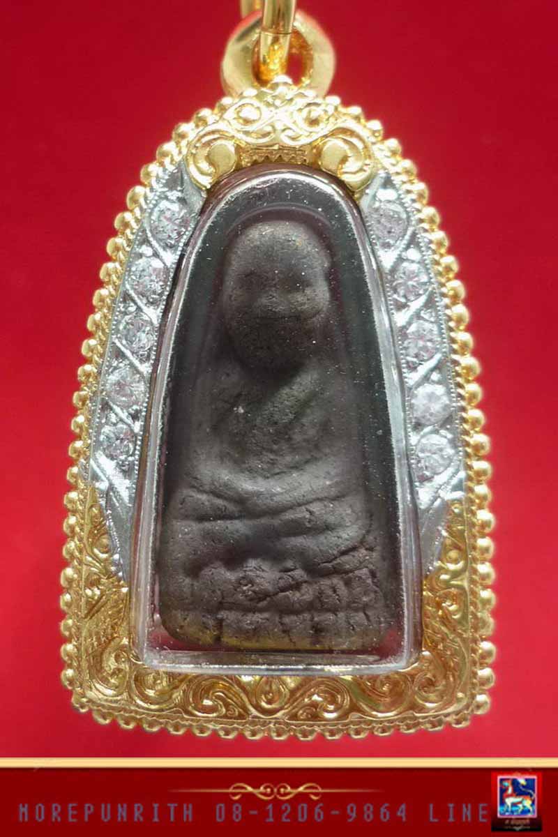 หลวงปู่ทวดเนื้อว่าน พิมพ์พระรอด"รุ่นมงคล ๕" ด้านหลังหลังโรยผงตะไบแร่ จัดสร้างปี พ.ศ.๒๕๔๑ 