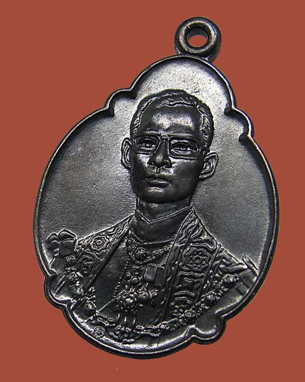เหรียญพระบรมราชสมภพครบ ๔ รอบ พ่อหลวงรัชกาลที่ ๙ พ.ศ.๒๕๑๘ บล็อคผมสามเส้น หลวงปู่โต๊ะ ปลุกเสก