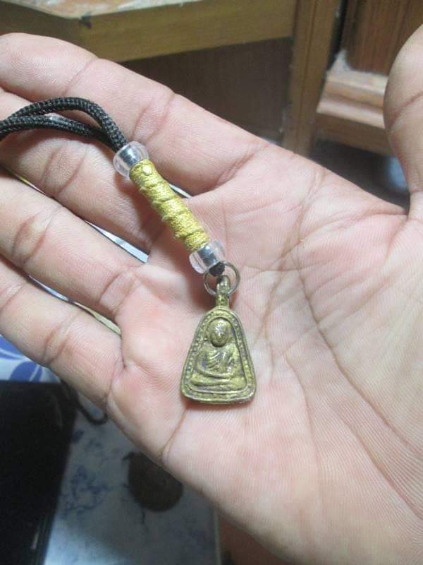 เหรียญจอบหลวงพ่อเงินวัดบางคลานรุ่นปืนแตกปี28พร้อมตะกรุดหลวงพ่อหวั่นวัดคลองคุูณ