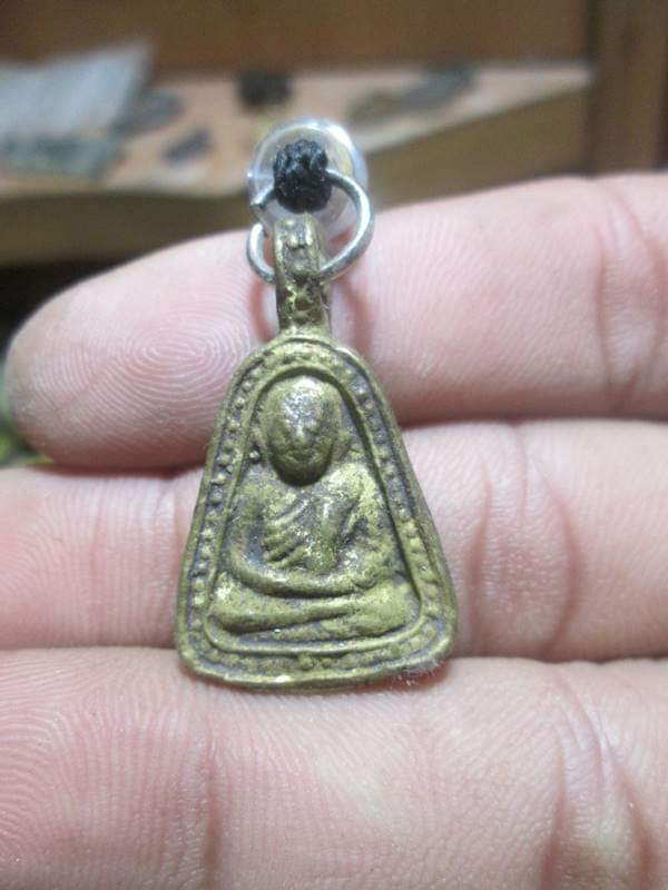 เหรียญจอบหลวงพ่อเงินวัดบางคลานรุ่นปืนแตกปี28พร้อมตะกรุดหลวงพ่อหวั่นวัดคลองคุูณ