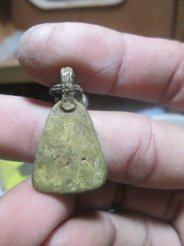 เหรียญจอบหลวงพ่อเงินวัดบางคลานรุ่นปืนแตกปี28พร้อมตะกรุดหลวงพ่อหวั่นวัดคลองคุูณ