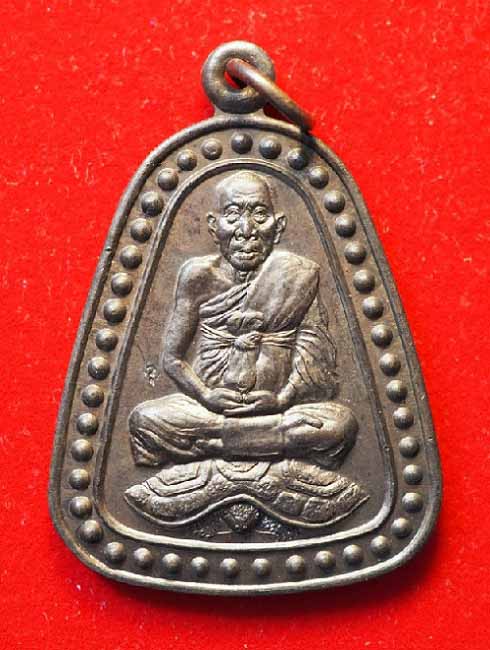 เหรียญเสาร์ ๕ จอบใหญ่ เนื้อนวะ