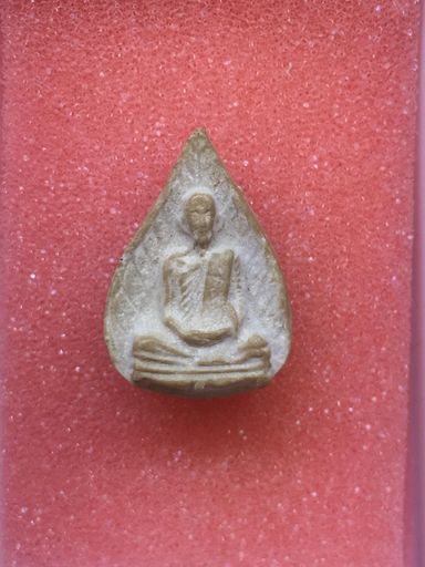 พระผงรูปเหมือนใบโพธิ์ หลังยันต์ตรี เนื้อผงเกสร ปี 2523
