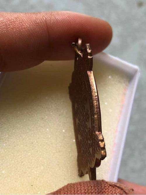 เหรียญเปิดโลกพิมพ์ใหญ่ วัดไร่แตงทอง เนื้อทองแดง ผิวกระจก จมูกโด่งๆ