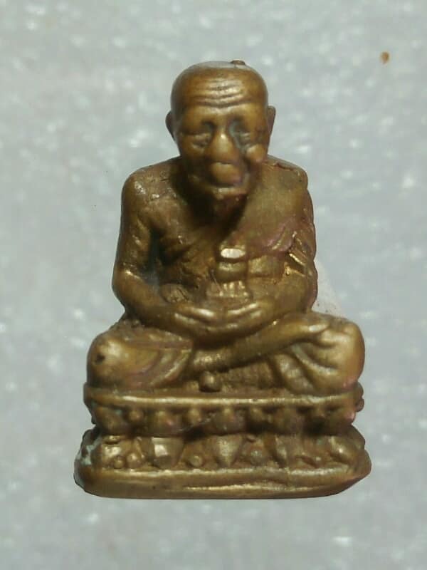 รูปหล่อหลวงปู่ทวด  เนื้อทองเหลือง ไม่ทราบวัด  เคาะเดียวครับ