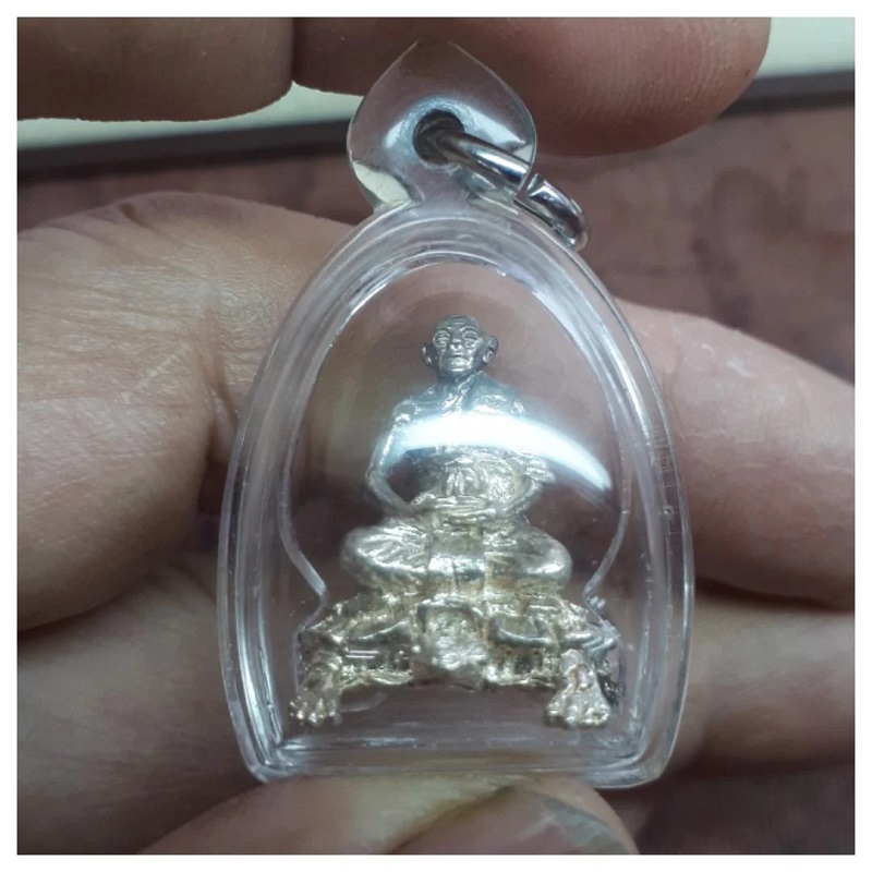 หลวงปู่หลิวรุ่นลาภยศ เนื้อเงิน เลี่ยมพร้อมใช้