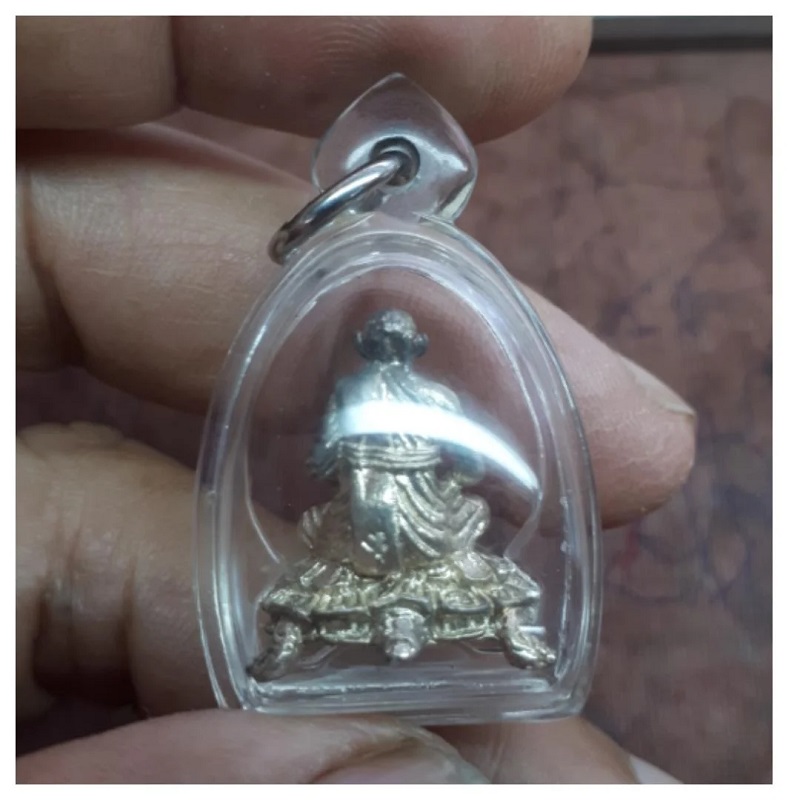 หลวงปู่หลิวรุ่นลาภยศ เนื้อเงิน เลี่ยมพร้อมใช้