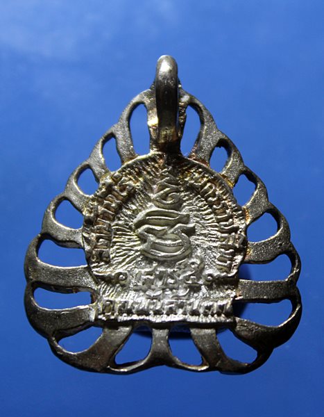 A245 เหรียญหล่อฉลุใบโพธิ์ หลวงพ่อคูณ รุ่น เสาร์ห้าคูณพันล้าน 37 เนื้อเงินสภาพสวยๆ กิ๊บๆ