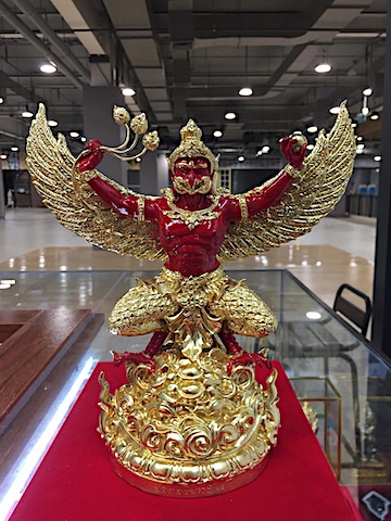 มหาพญาครุฑ รุ่นยอดอริยทรัพย์ ปิดทองทรงเครื่องสีแดง หลวงพ่อยอด วัดตะคร้อ นครราชสีมา