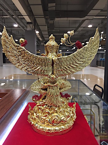 มหาพญาครุฑ รุ่นยอดอริยทรัพย์ ปิดทองทรงเครื่องสีแดง หลวงพ่อยอด วัดตะคร้อ นครราชสีมา