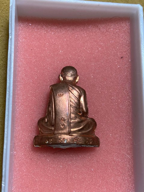 รูปเหมือนปั้ม หลวงพ่อสิริ รุ่นแรก อุดผงผสมเกศา องค์นี้พิเศษ ตอกโค๊ต ด้านหลัง