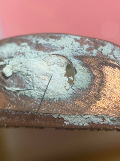 รูปเหมือนปั้ม หลวงพ่อสิริ รุ่นแรก อุดผงผสมเกศา องค์นี้พิเศษ ตอกโค๊ต ด้านหลัง