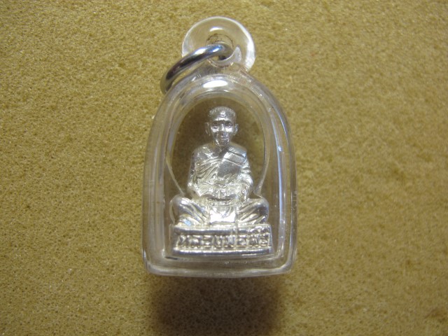  รูปหล่อรูปเหมือน หลวงพ่อสิริ วัดตาล เนื้อเงิน อุดผงฝังตะกรุดทองคำ ตอกโค๊ตและหมายเลข สร้างน้อยจำนวนแ