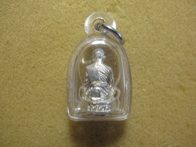  รูปหล่อรูปเหมือน หลวงพ่อสิริ วัดตาล เนื้อเงิน อุดผงฝังตะกรุดทองคำ ตอกโค๊ตและหมายเลข สร้างน้อยจำนวนแ