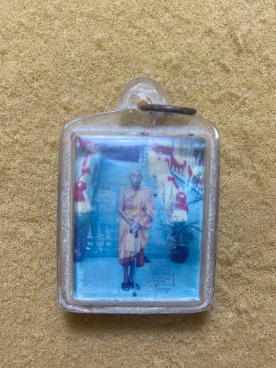  รูปหลวงปู่หลิว วัดไร่แตงทอง ขนาดห้อยคอหลังมีรอยจาร รอยจารเดียวกับเหรียญไก่ เก่าสภาพยังสวย