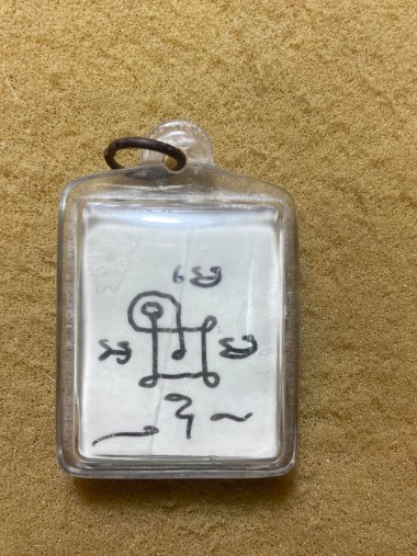  รูปหลวงปู่หลิว วัดไร่แตงทอง ขนาดห้อยคอหลังมีรอยจาร รอยจารเดียวกับเหรียญไก่ เก่าสภาพยังสวย