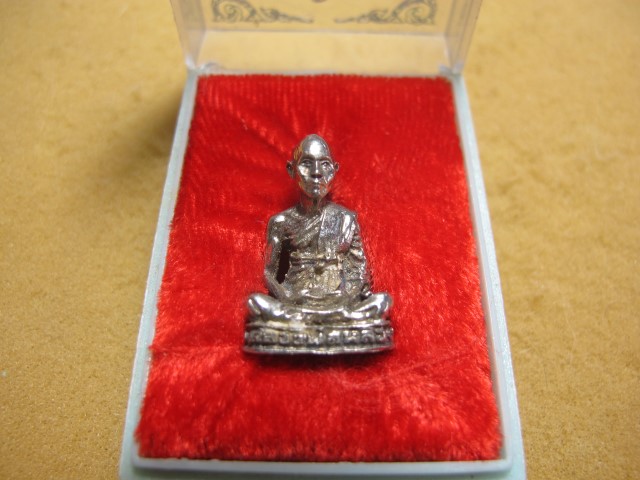  รูปหล่อ หลวงปู่หลิว วัดไร่แตงทอง ที่ละลึก78 เนื้อสตางค์ ปี 28 อุดผงผสมเกศา สภาพสวยสร้างน้อย