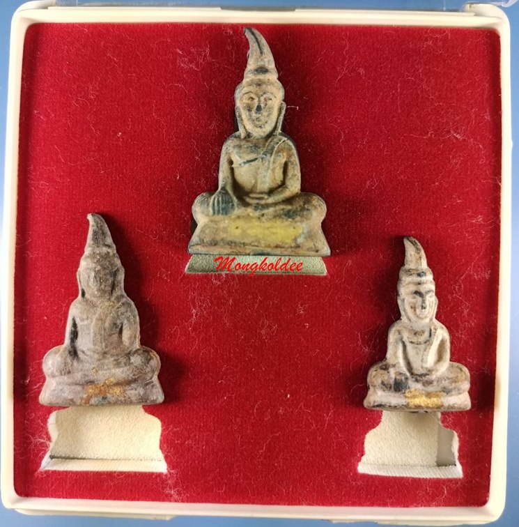 พระท่ากระดาน วัดต้นลำใย จ.กาญจนบุรี สร้างจากตะกั่วเก่าที่ขุดเจอจากกรุลั่นทม ชุด3องค์ สภาพสวย