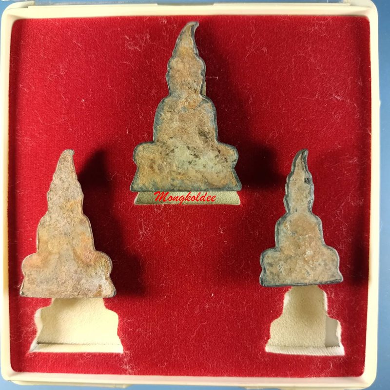 พระท่ากระดาน วัดต้นลำใย จ.กาญจนบุรี สร้างจากตะกั่วเก่าที่ขุดเจอจากกรุลั่นทม ชุด3องค์ สภาพสวย