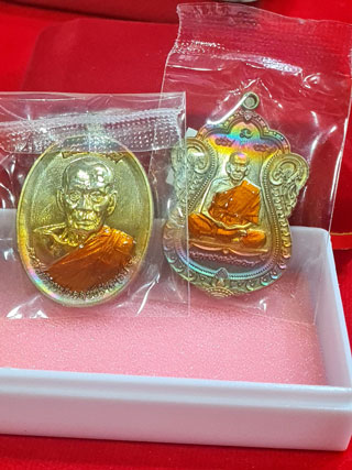 แดงแบบราคาหวานเจี๊ยบ....จัดชุดสุขใจรับพระ 2 เหรียญชุดลุ้น เหรียญเลื่อนสมณศักดิ์ พระราขมคลวัชราจารย์