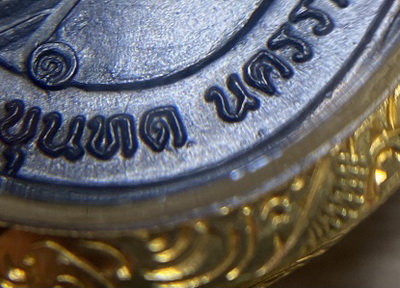 เหรียญหลวงพ่อคูณ ปี17 บล็อคนวะไหล่จุด ด.จุด  นิยมสุด เลี่ยมทองคำ  พร้อมบัตรพระแท้