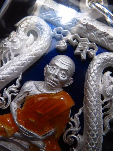 เหรียญเสมาฉลุพุทธคุณสยามหลวงพ่อคูณปริสุทโธ เนื้อเงินลงยาสีน้ำเงินเลข 84 พร้อมกล่องเดิม